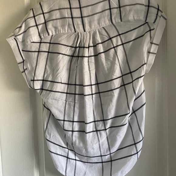 Casual Black/White tie-front blouse - Picture 2 of 3